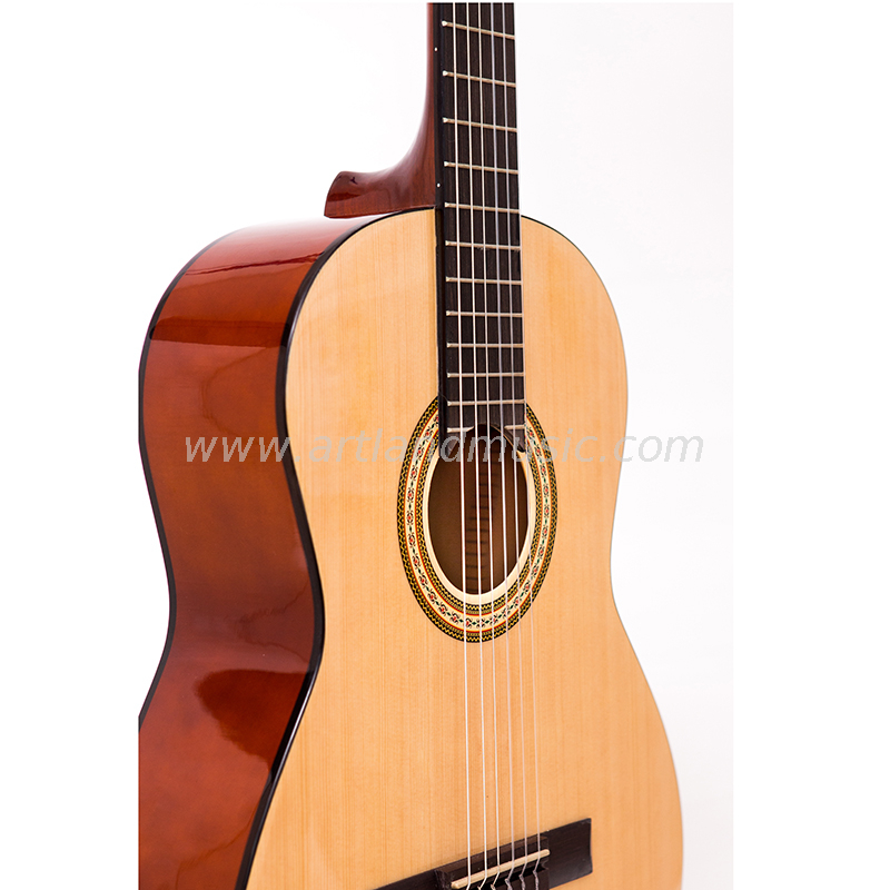 Chitarra classica con fondo e fasce in tiglio con top in abete (CG966)