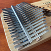Pianoforte a pollice Kalimba in pino con disegno naturale a 17 tasti (ATKM-1704) Luna