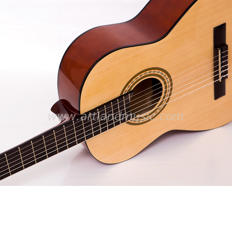 Chitarra classica con fondo e fasce in tiglio con top in abete (CG966)